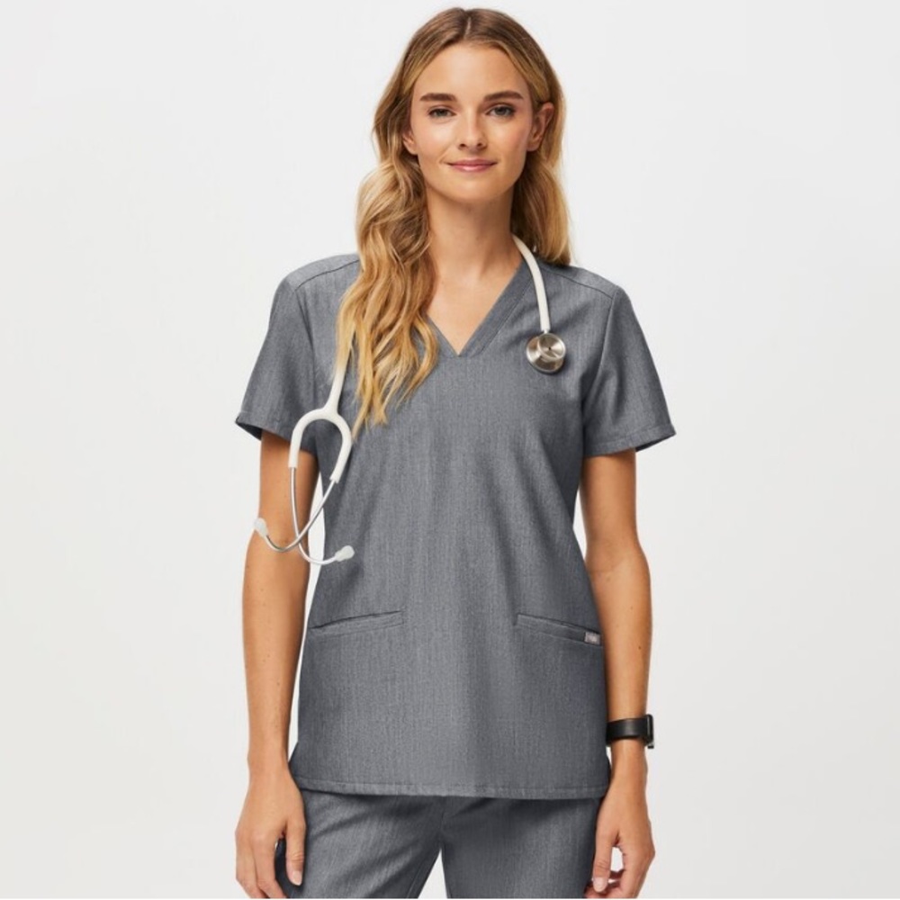 FIGS Casma Two Pocket Scrub Top in Grey